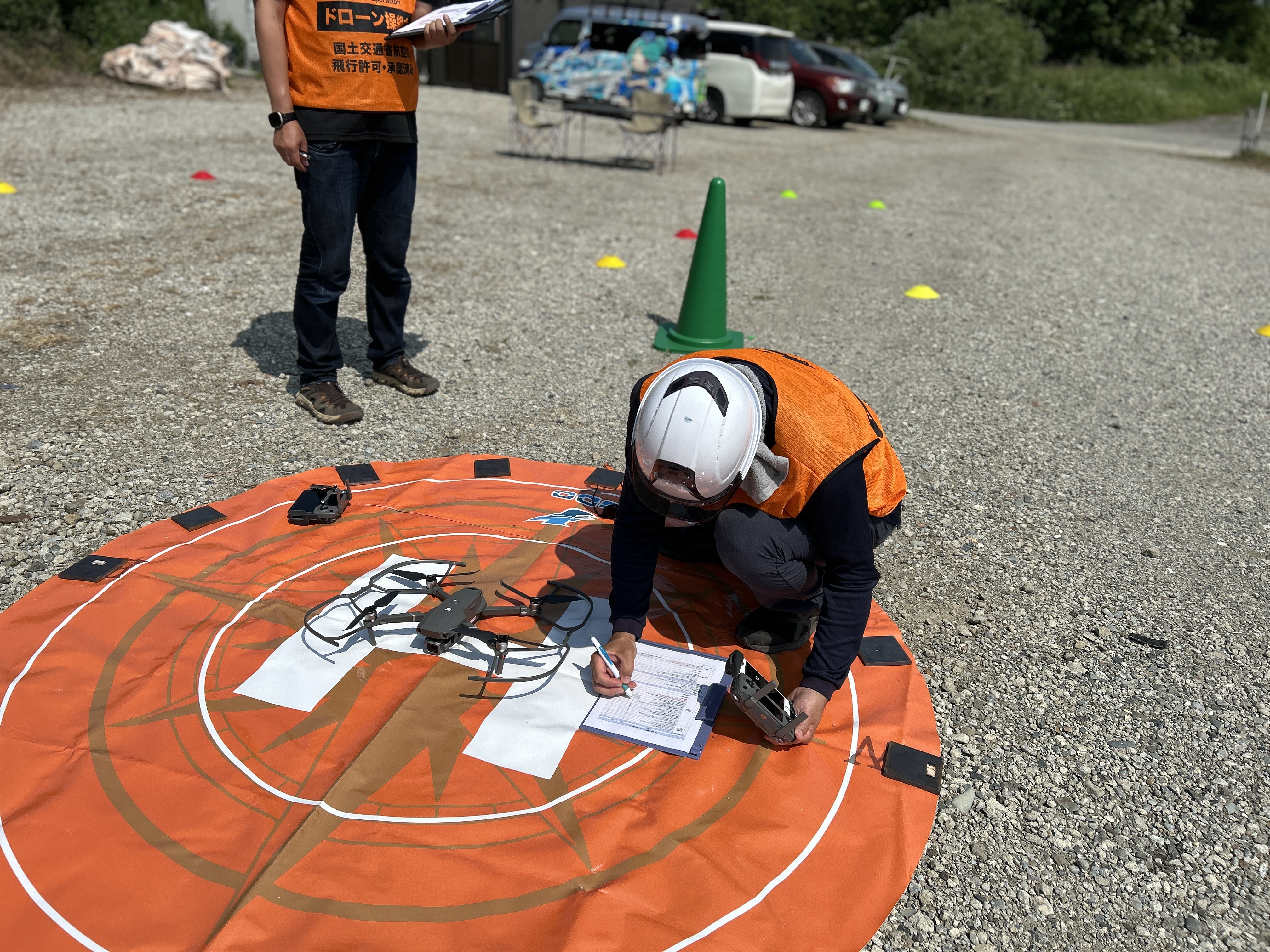 ドローンスクールでの操縦技術指導風景